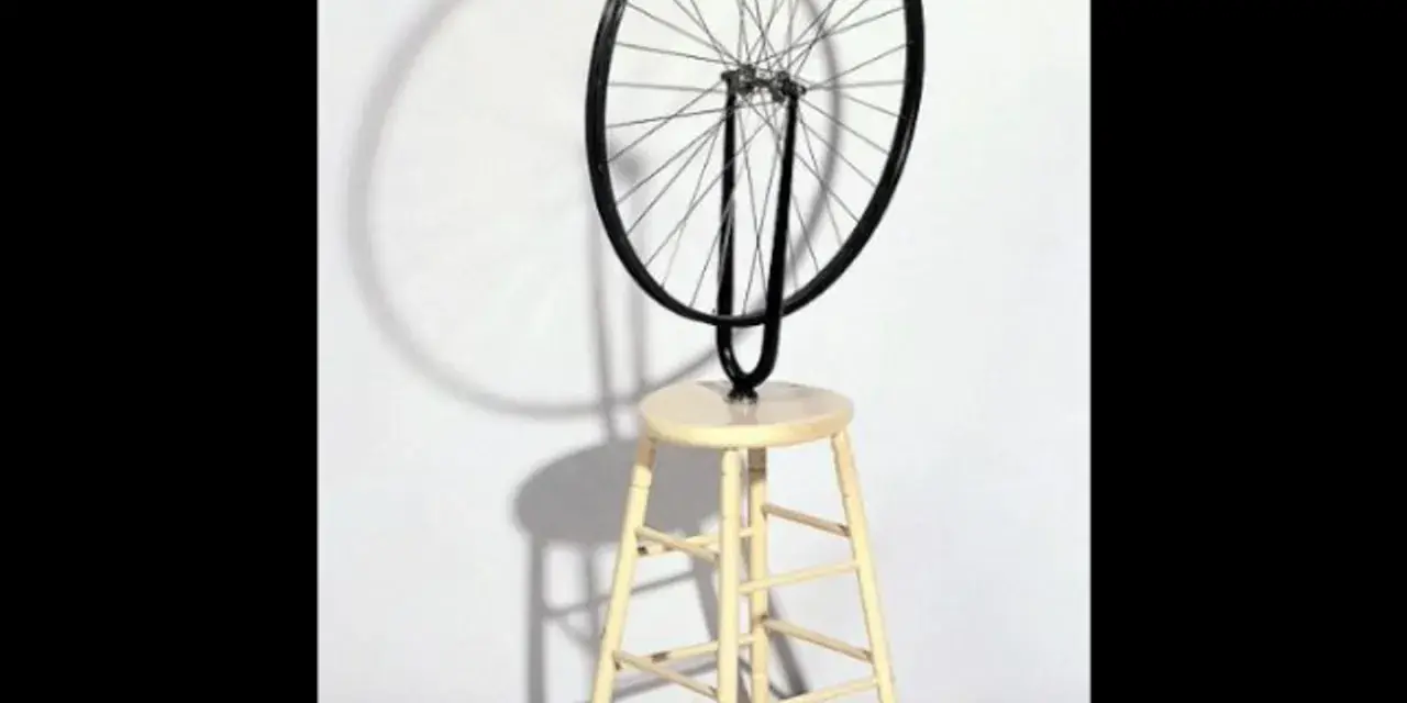 La célèbre roue de bicyclette duchamp, fixée sur un tabouret, défie la fonction pour devenir art.
