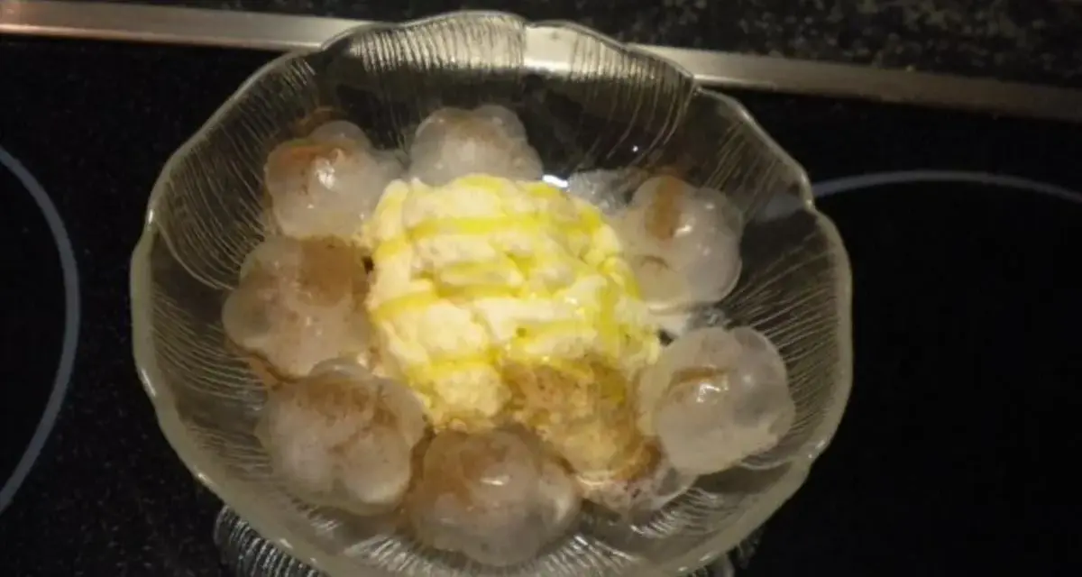 Ein Dessert mit Vanilleeis, Zimt und kleinen, durchsichtigen Kugeln, die an Bier-Eis erinnern.