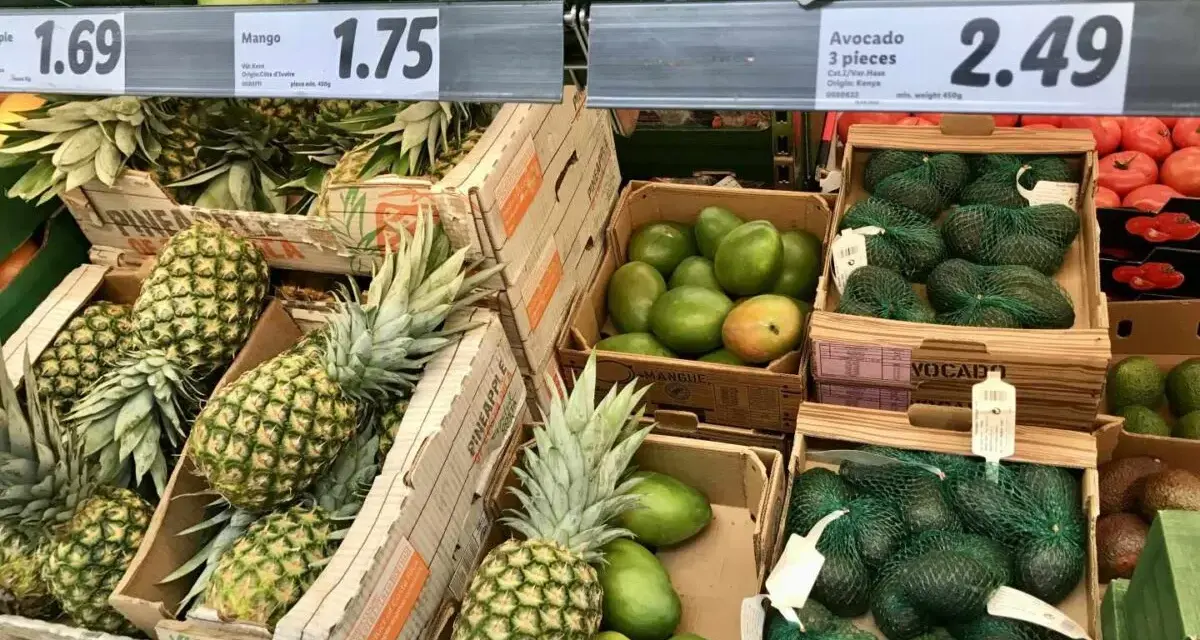 Ananasy, mango i awokado na sprzedaż. Ceny: ananas 1.69, mango 1.75, awokado 3 szt. 2.49. Malta ceny owoców.