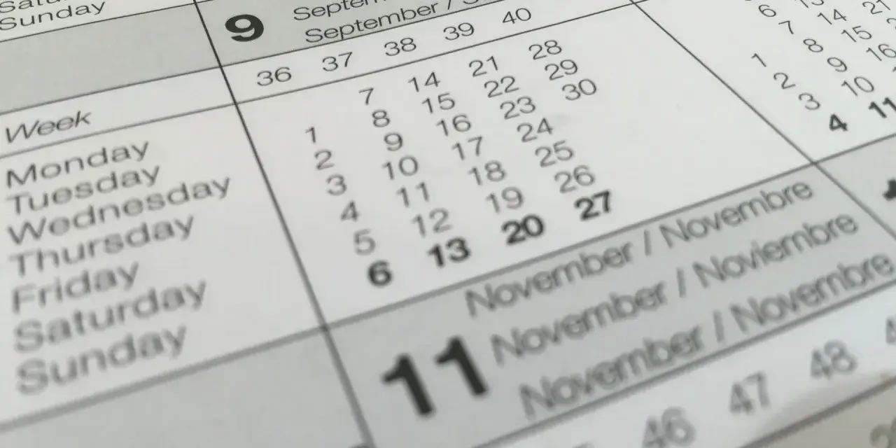 Kalendarz pokazuje miesiące po francusku: wrzesień (Septembre), październik (Octobre) i listopad (Novembre).
