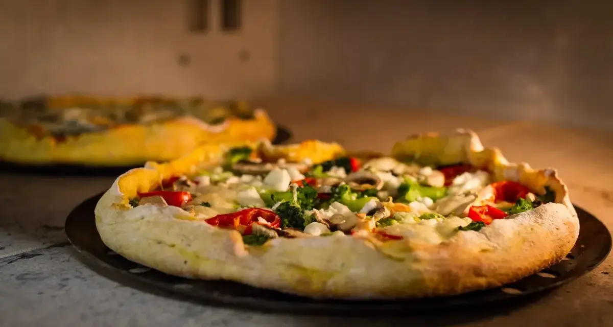 Jak piec pizzę w piekarniku, aby uniknąć mokrego ciasta?