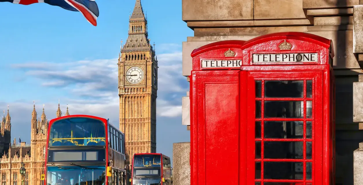 Londyn: czerwone budki telefoniczne, piętrowe autobusy i Big Ben. Idealna pogoda w Anglii, by zwiedzać!