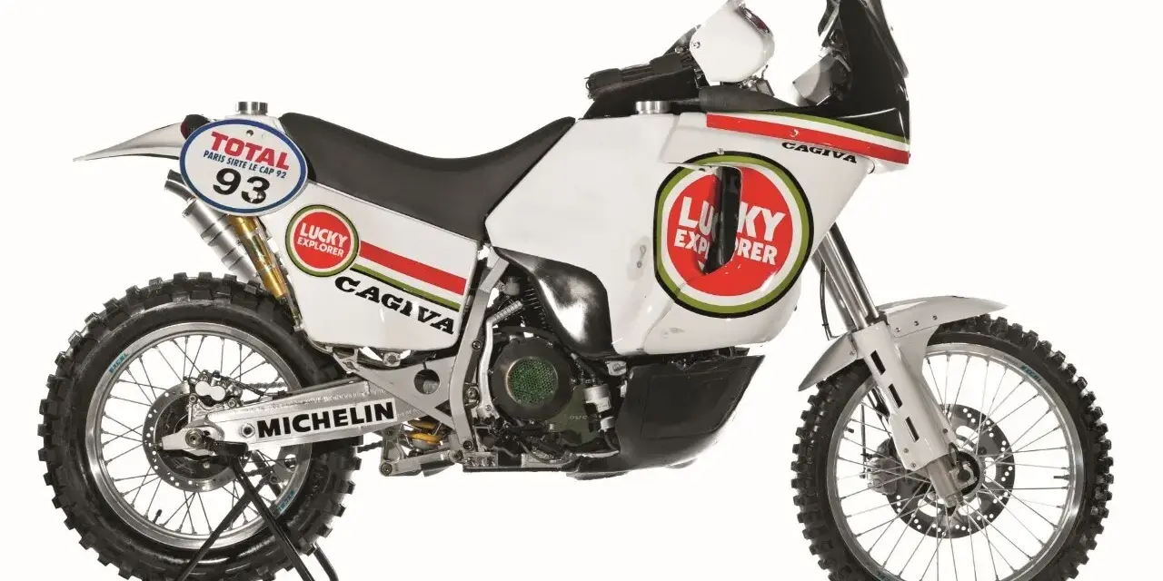 Cagiva Lucky Explorer, pronta per il Dakar. Motocicletta da rally con numero 93 e sponsor Total.