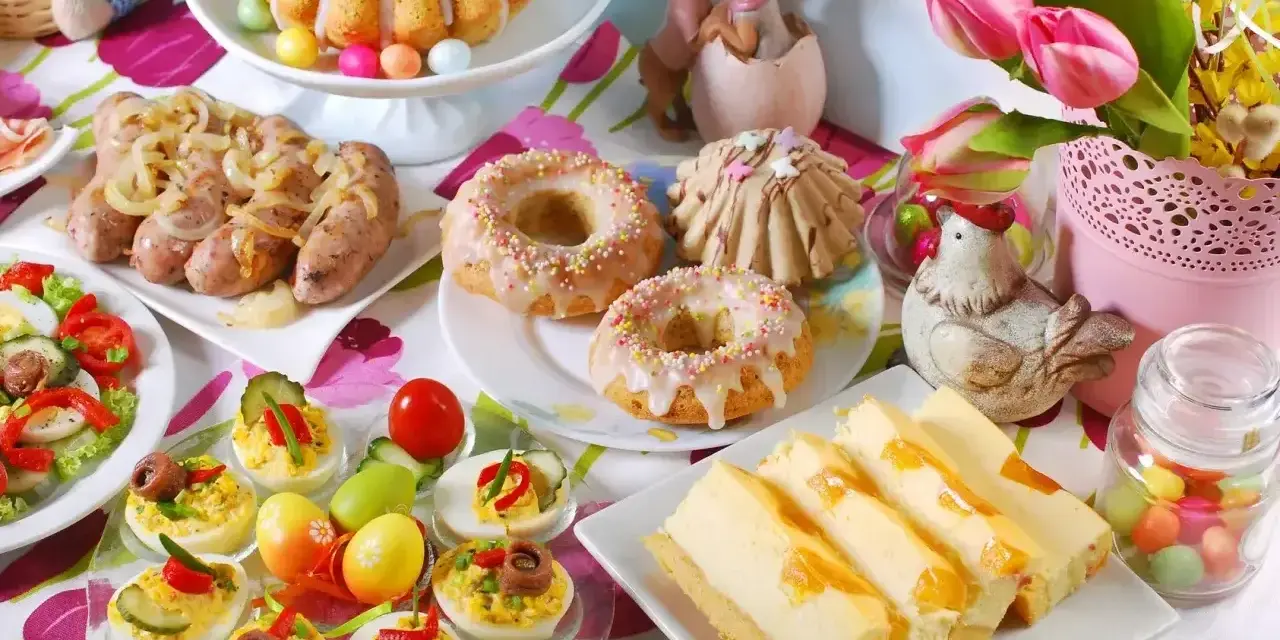 Wielkanocne potrawy: babka, kiełbaski, jajka faszerowane, sernik i słodkości. Lista przysmaków na świątecznym stole.