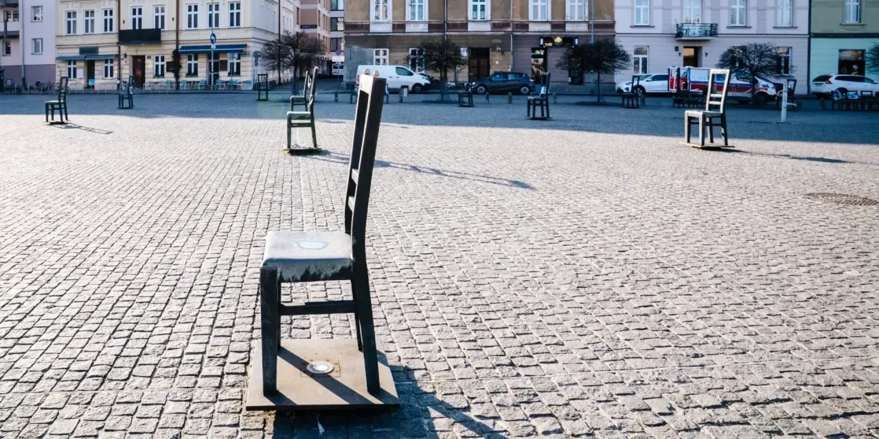 Puste krzesła na krakowskim Rynku przypominają o historii. Te symboliczne atrakcje miasta skłaniają do refleksji.
