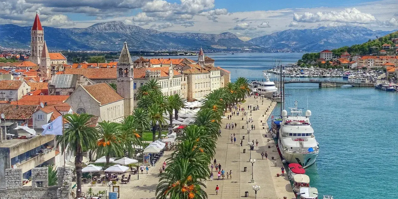 Trogir, Chorwacja – urokliwe miasto z palmami i jachtami, idealne na wakacje. Jedne z najpiękniejszych atrakcji turystycznych Europy.