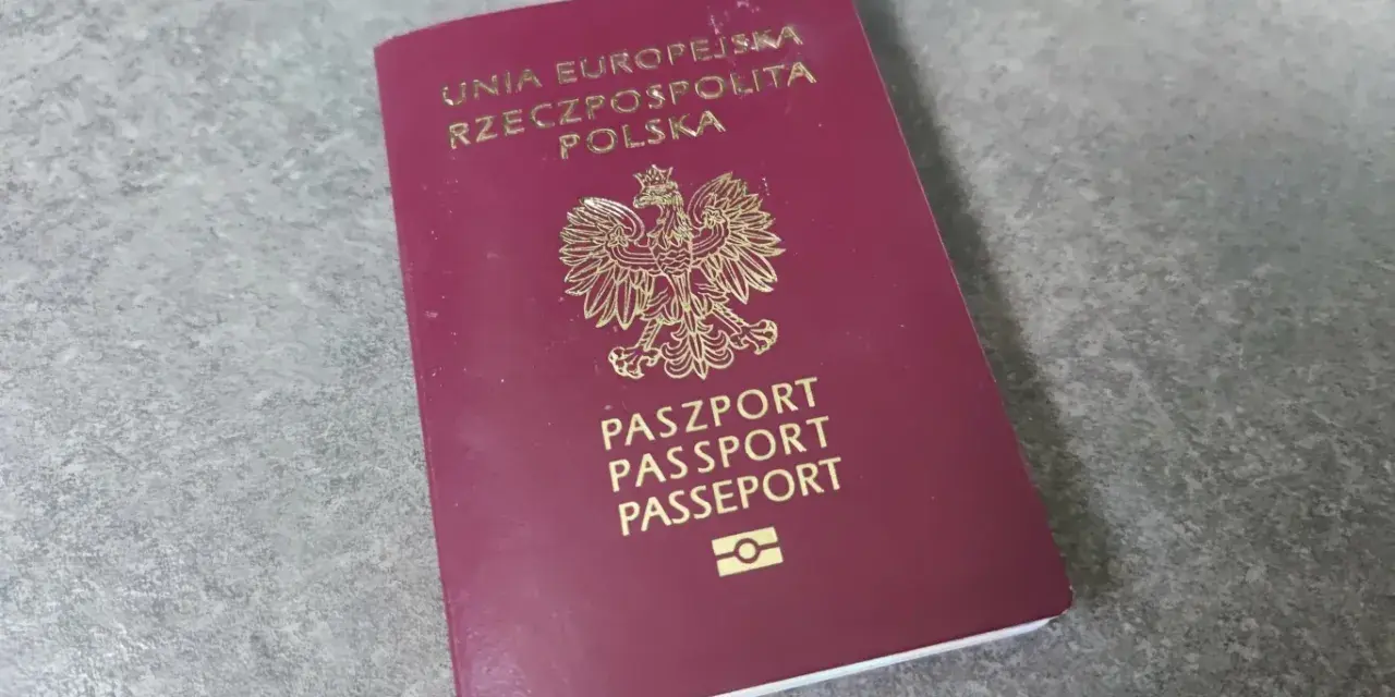 Polski paszport, symbol podróży do krajów, gdzie trzeba mieć paszport.