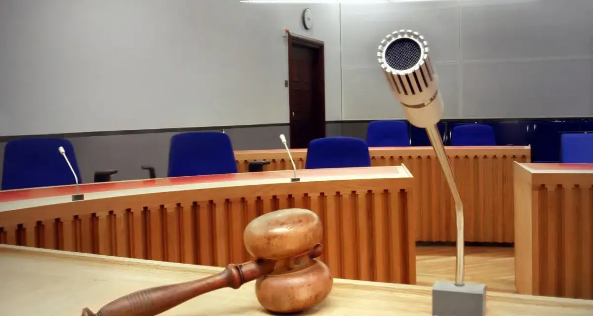 Czy adwokat niewykonujący zawodu może chodzić do sądu jako obserwator?