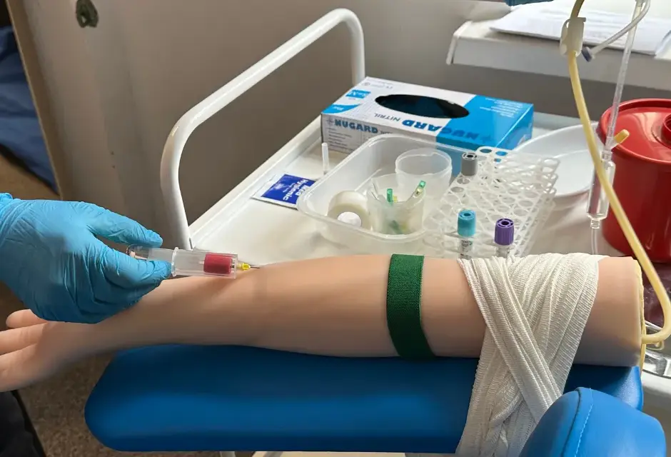 Praktyki dla opiekuna medycznego: gdzie znaleźć najlepsze miejsca?