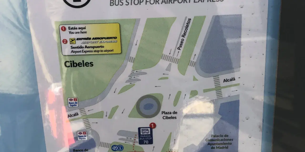 Mapa przystanków Airport Express w Madrycie. Wskazuje lokalizację "You are here" przy Plaza de Cibeles.