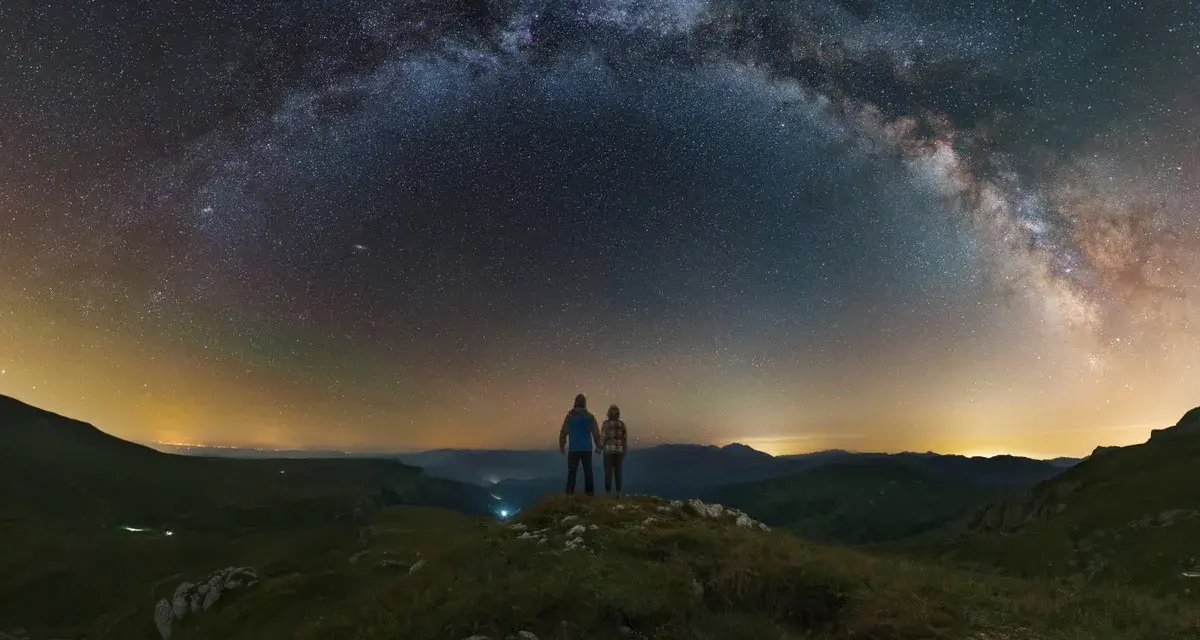 Para podziwia Drogę Mleczną. Ich wibracja związku 7 jest silna pod rozgwieżdżonym niebem.