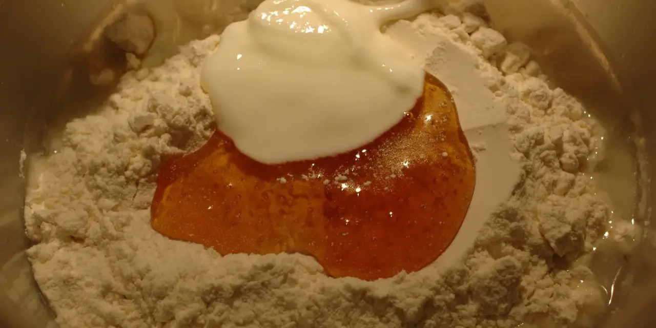 Mehl, Honig und Joghurt in einer Schüssel, bereit für den Lievito Madre Teig.
