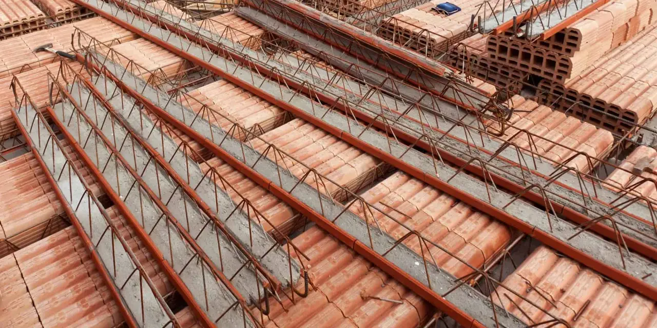 Strop teriva w budowie, widoczne pustaki ceramiczne i zbrojenie. Sprawdź aktualną strop teriva cena.