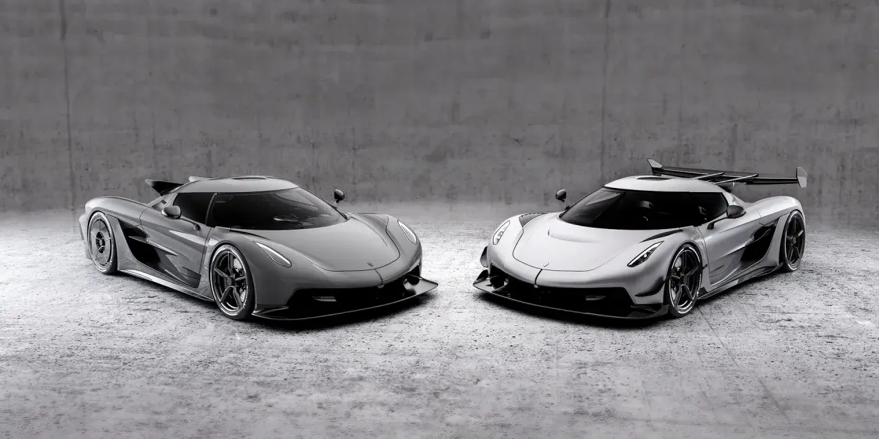 Dwa lśniące Koenigsegg Jesko, jeden szary, drugi srebrny, stoją obok siebie na betonowym tle, gotowe do wyścigu.