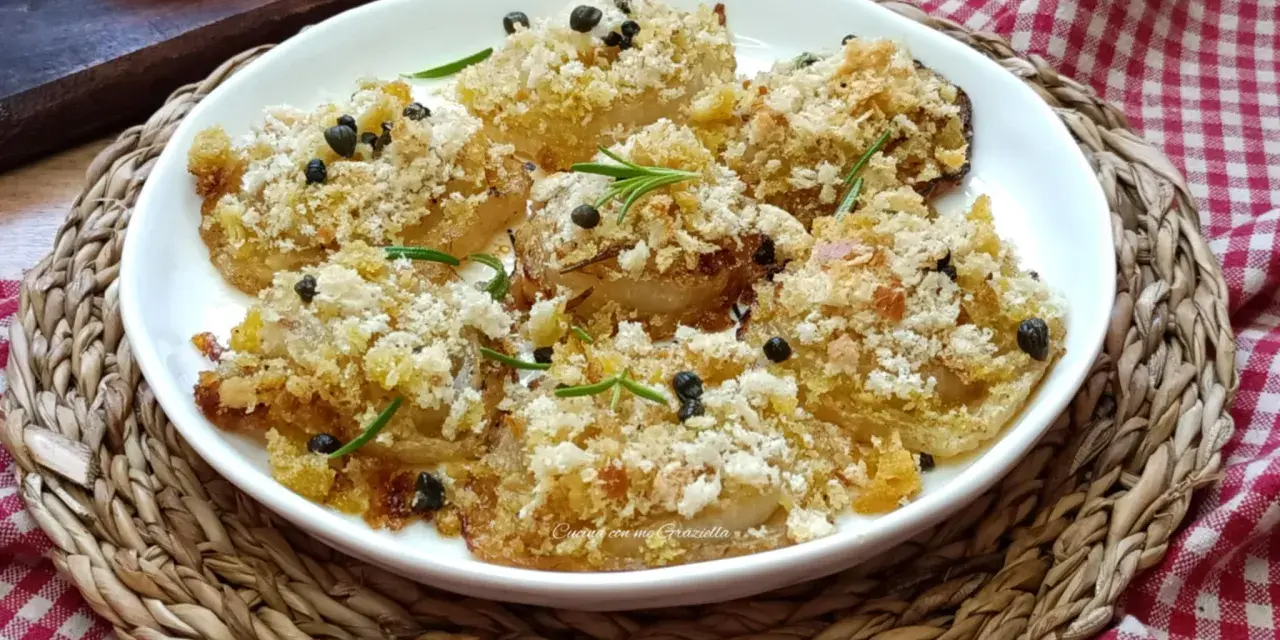 Deliziose cipolle al forno, dorate e croccanti, guarnite con rosmarino e pepe nero. Un contorno saporito e invitante.