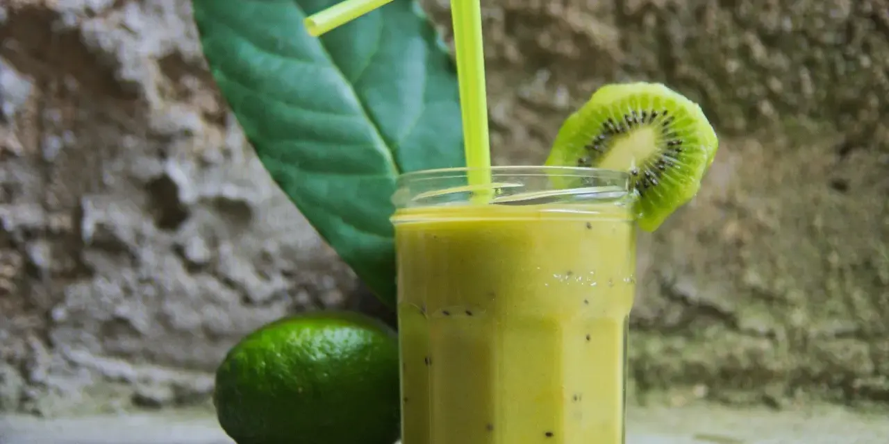 Koktajl awokado, kiwi, banan: przepis, korzyści i idealny czas!