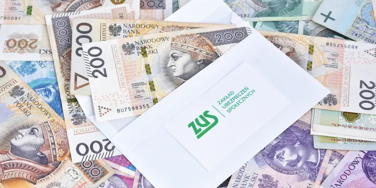 Koperta ZUS na stosie polskich banknotów. Może to być symbol wypłaty zasiłku przedemerytalnego lub innych świadczeń.