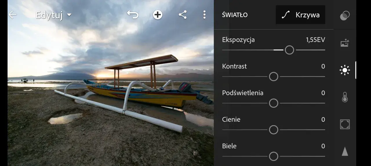Żółta łódź na plaży o zachodzie słońca, edycja pliku raw, ekspozycja 1,55EV.