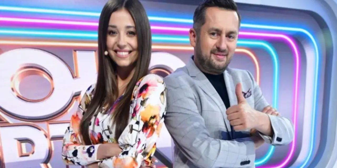 Uśmiechnięci prowadzący na tle neonów. Czy to zapowiedź, dlaczego zmiana w kole fortuny?