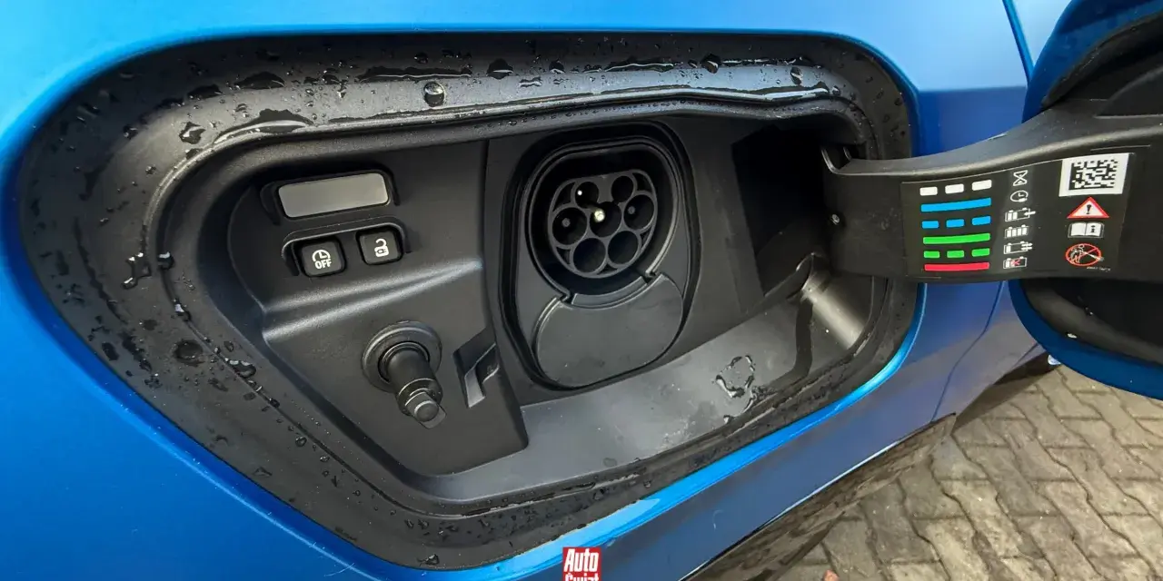 Gniazdo ładowania hybrydy plug-in z widocznymi przyciskami i ikonami.