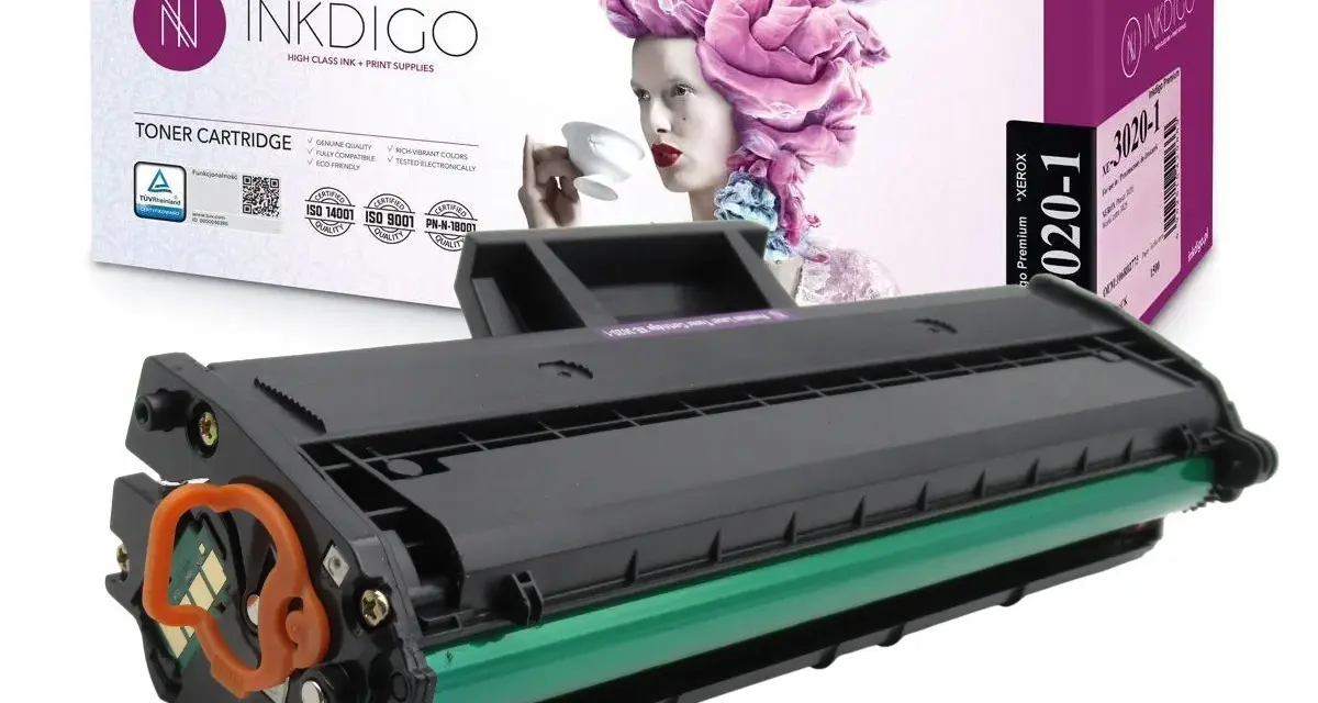 Toner do Xerox WorkCentre 3025bi, marki Inkdigo, z zielonym wałkiem i pomarańczowym zabezpieczeniem. Opakowanie z grafiką kobiety.