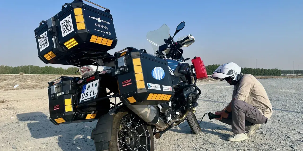 Motocyklista przygotowuje się do podróży. Czy na Litwę trzeba mieć paszport? Sprawdź na naszych kufrach!