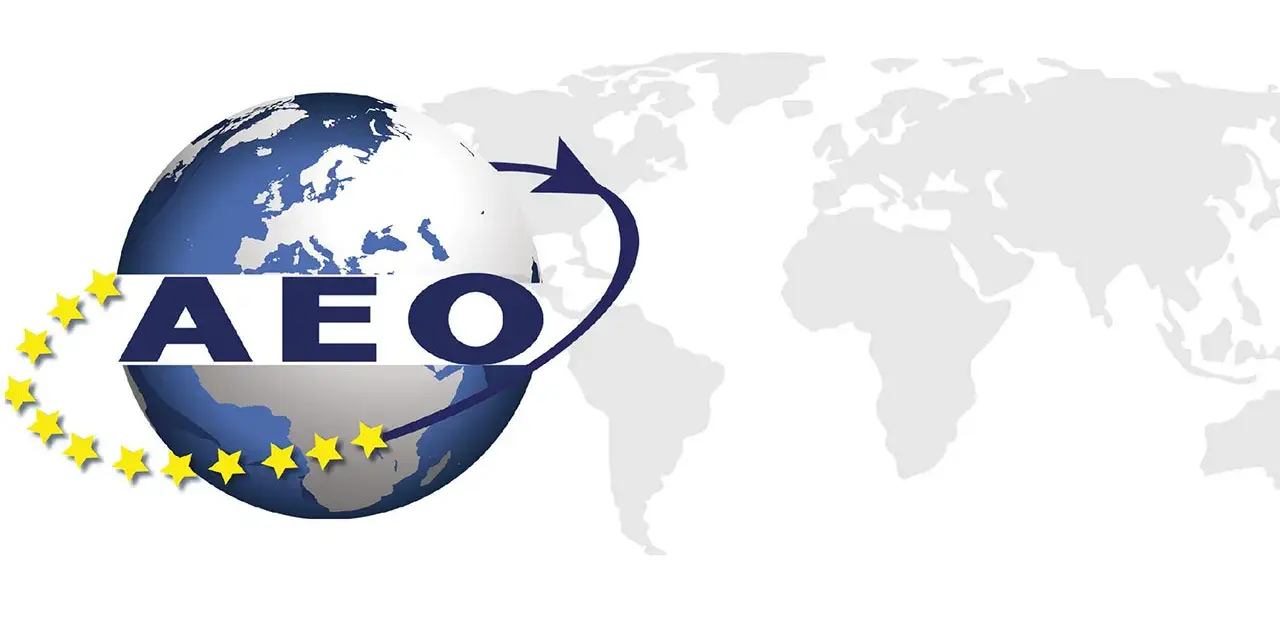 AEO - co to? Kula ziemska z flagą UE i strzałką symbolizującą globalny handel.