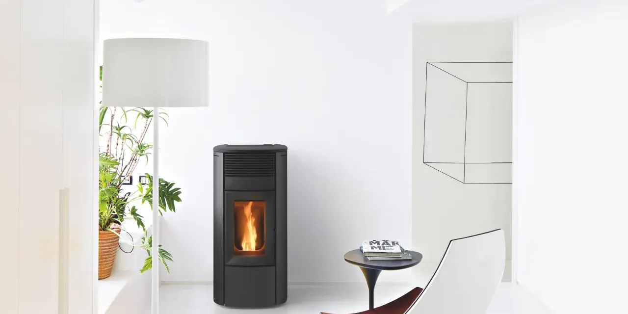 Stufa pellet MCZ in un soggiorno moderno. Nessun problema visibile, solo calore e design.