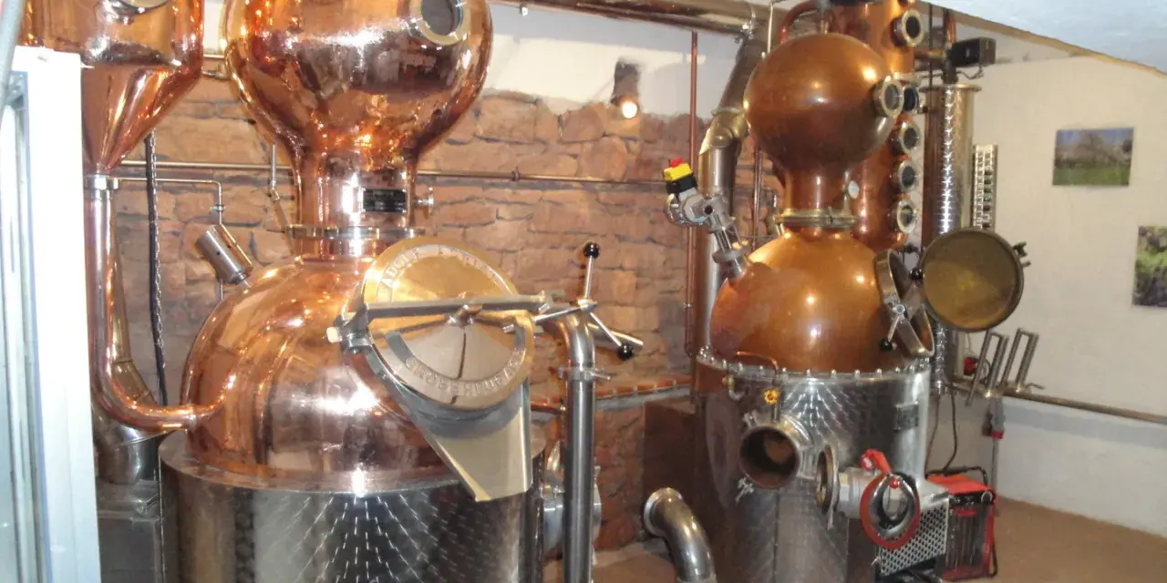 Zwei kupferne Brennblasen, bereit für das Whisky brennen.