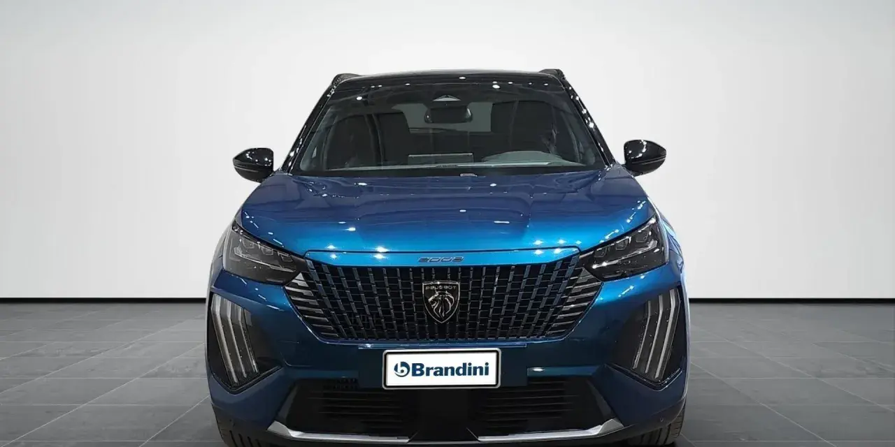 Peugeot 2008 blu, con griglia frontale e logo distintivo. Ideale per chi cerca informazioni sulla pressione gomme peugeot 2008.
