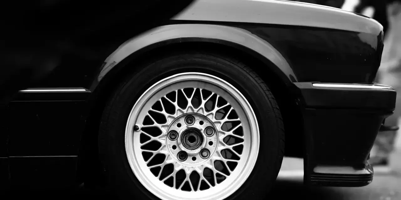 Klasyczne alufelgi BMW z siatkowanym wzorem, które nadają autu sportowy charakter, w przeciwieństwie do nudnych kołpaków.