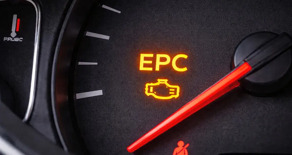 Świecąca kontrolka EPC na desce rozdzielczej Volkswagena. Czas sprawdzić, co się dzieje z silnikiem.