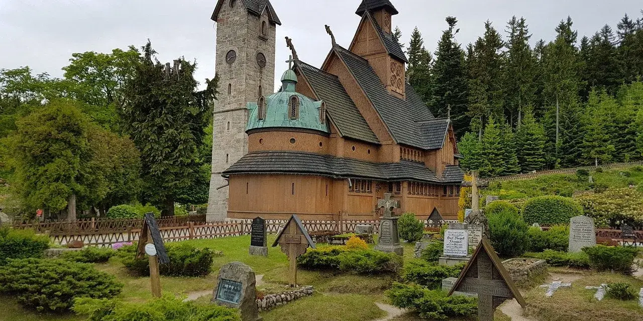 Drewniana świątynia Wang w Karkonoszach, otoczona cmentarzem i lasem. Ciekawe są jej skandynawskie korzenie i unikalna architektura.