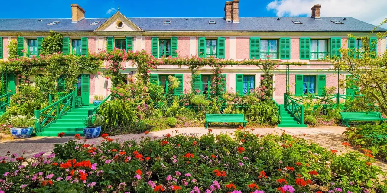La maison rose de Monet à Giverny, entourée de fleurs éclatantes et de verdure luxuriante. Idéal pour savoir que faire autour de Giverny.