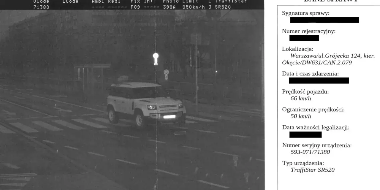 Biały Land Rover Defender przekracza pasy na Grójeckiej w Warszawie. Mandat z fotoradaru za jazdę 66 km/h przy ograniczeniu do 50 km/h.