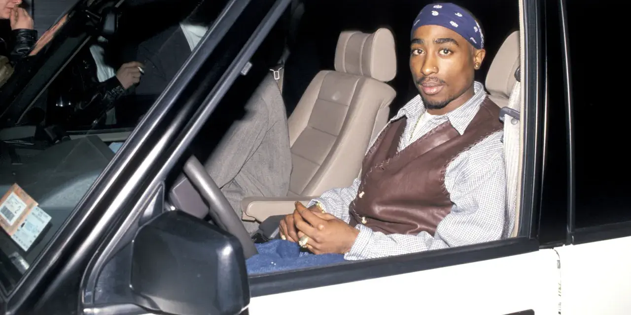 Tupac w samochodzie, tuż przed tym, jak zginął. W tle widać inne osoby.