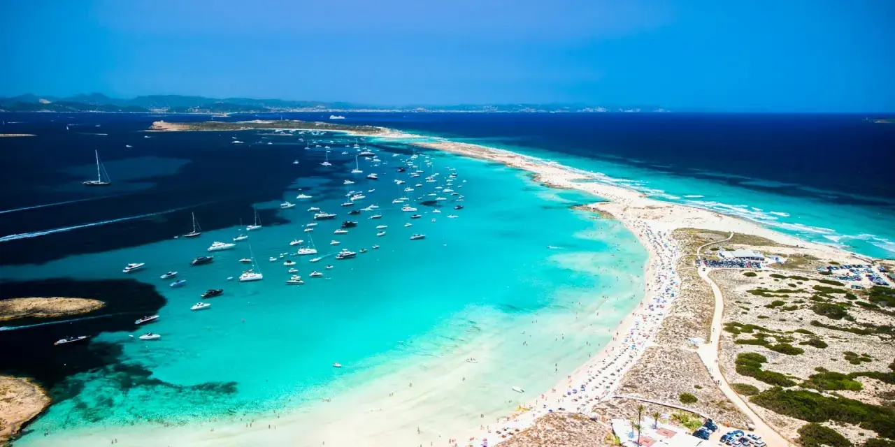 Spiagge bianche, acque cristalline e centinaia di barche: un sogno di mete estive in Spagna.