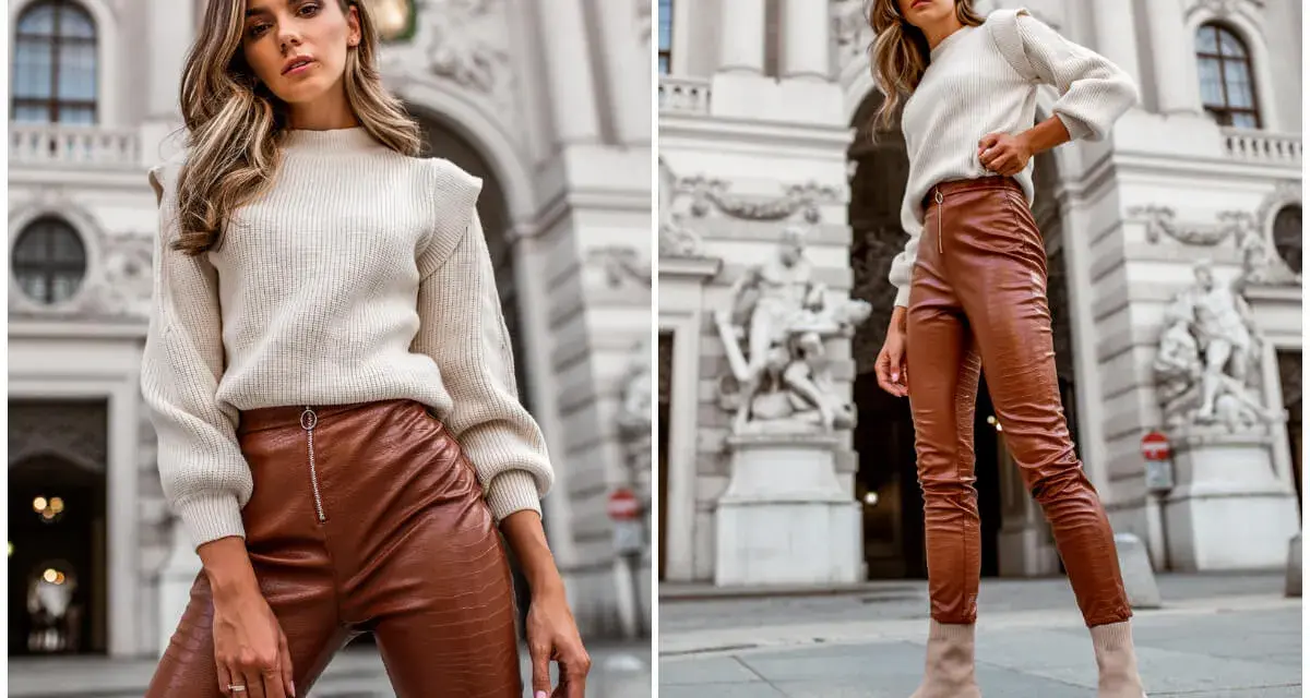 Elegancka stylizacja: co ubrać do skórzanych spodni? Beżowy sweter i brązowe spodnie z imitacji skóry, botki na grubej podeszwie.