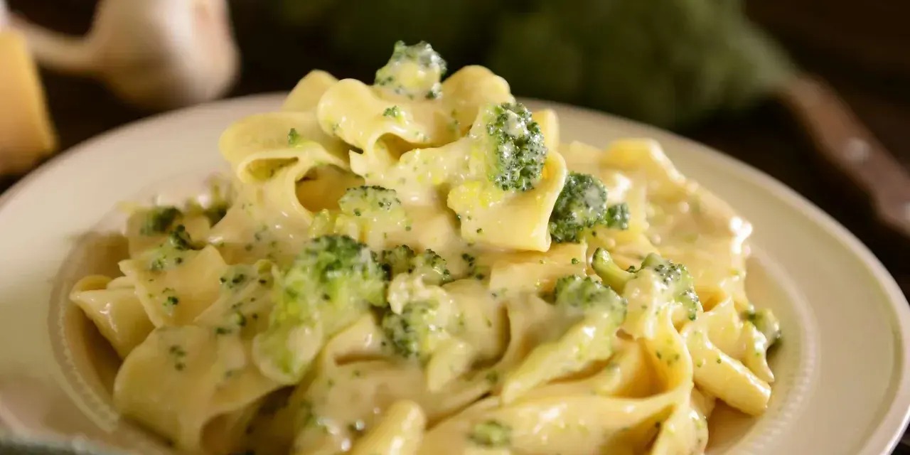 Cremige Pasta mit Brokkoli in einer köstlichen Sahnesauce, garniert mit frischem Brokkoli. Ein Genuss für jeden Tag.