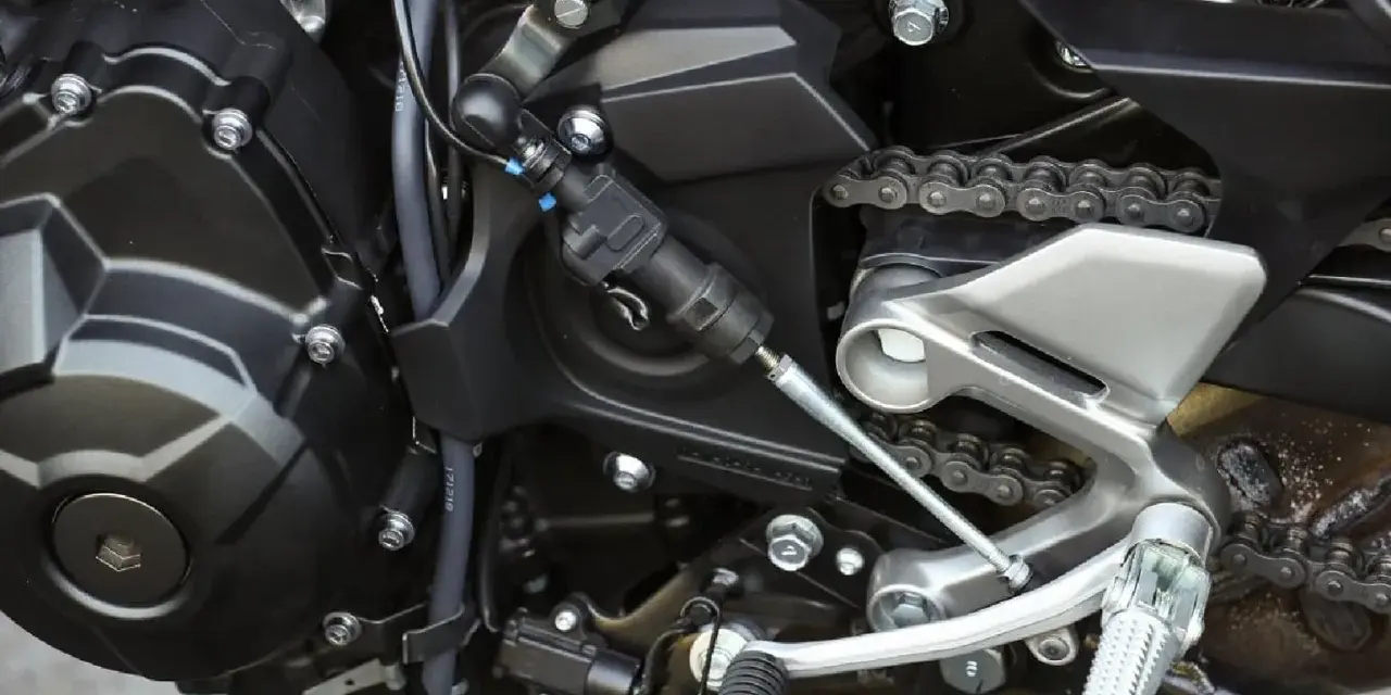 Mechanizm quickshifter w motocyklu. Pozwala na błyskawiczne zmiany biegów bez sprzęgła.