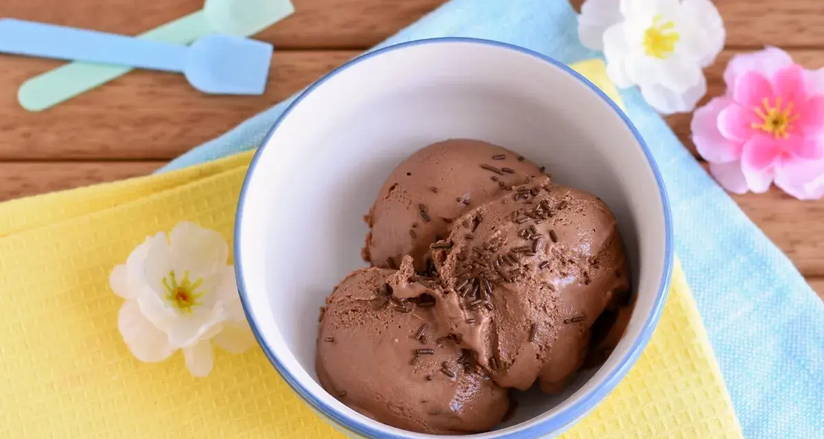 Coppetta di gelato al cioccolato, perfetto risultato di una ricetta gelato con gelatiera. Spolverata di granella per un tocco goloso.