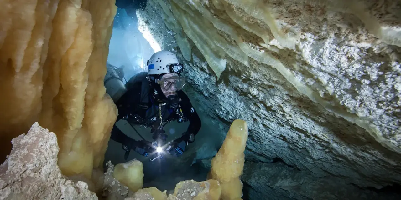 Nurkowanie w jaskiniach to fascynująca speleologia. Co to jest? To eksploracja podwodnych jaskiń, pełnych nacieków i tajemnic.