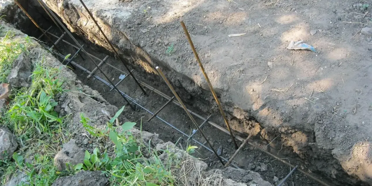 Jak zrobić fundament pod ogrodzenie - uniknij najczęstszych błędów