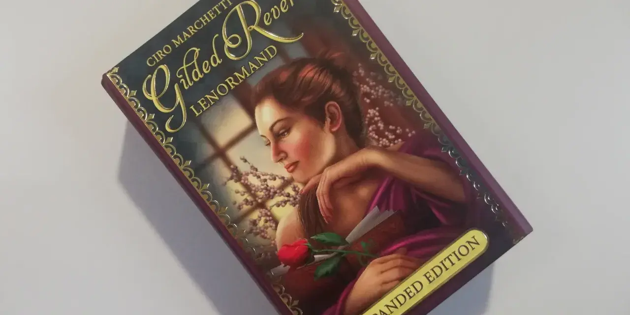 Okładka talii "Gilded Reverie Lenormand" Ciro Marchetti. Kobieta z różą, idealna do wróżb na dziś.