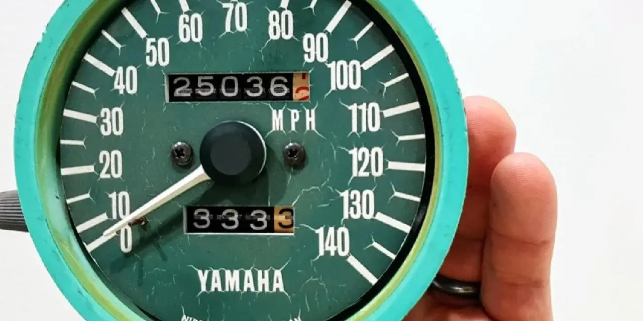 Prędkościomierz Yamaha z przebiegiem 25036 mil. Czy to duży przebieg dla motocykla? Zależy od tego, jak długo służył.