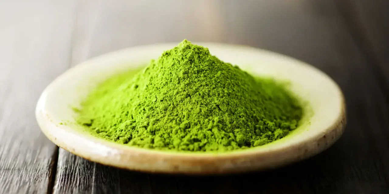 Matcha zawiera kofeinę: Jak działa i ile jej ma?