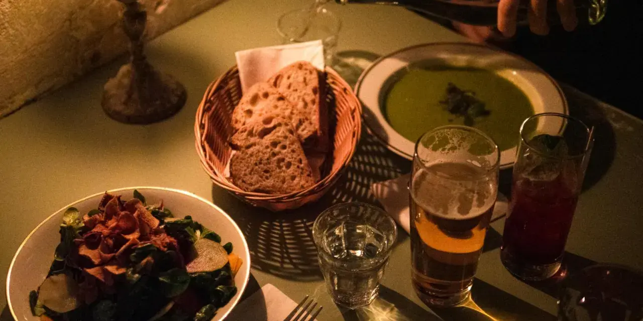 Gemütliches Abendessen in Berlin: Salat, Suppe, Brot und Getränke. Ein perfekter Abend für Mausi in Berlin.