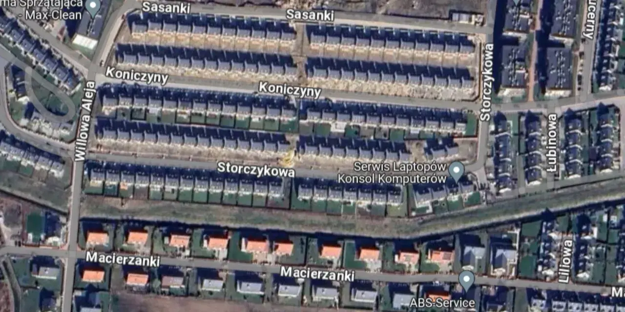 Widok z lotu ptaka na osiedle łanowe z rzędami domów szeregowych i jednorodzinnych, ulicami Sasanki, Koniczyny, Macierzanki i Storczykowa.