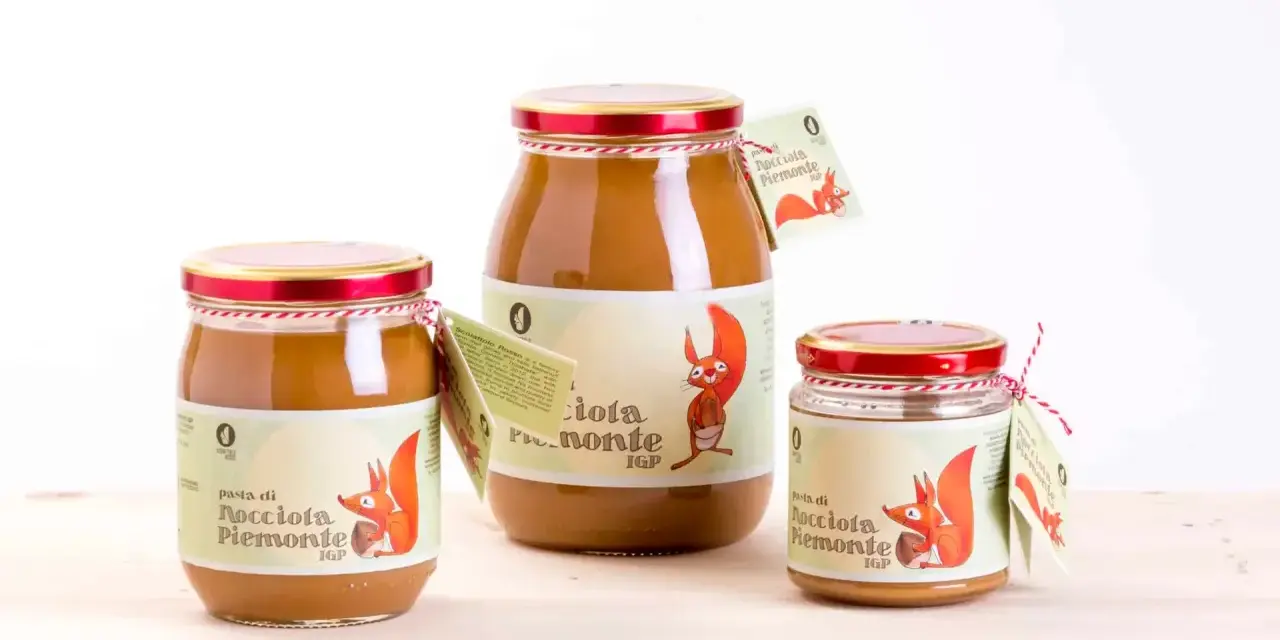 Tre barattoli di pasta di nocciola Piemonte IGP, con etichette raffiguranti uno scoiattolo.