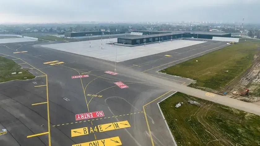 Ile kosztowało lotnisko w Radomiu? Zaskakujące wydatki i źródła finansowania
